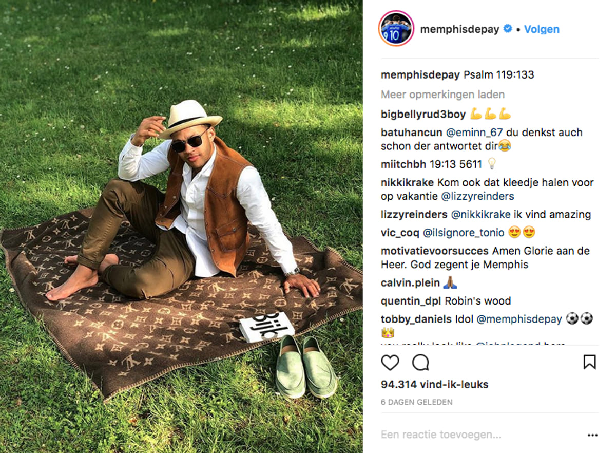 Memphis_Depay_leest_de_Bijbel_instagram